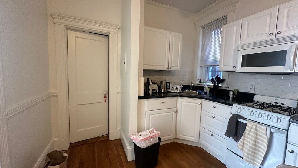 Building Photo - 132 Hemenway St