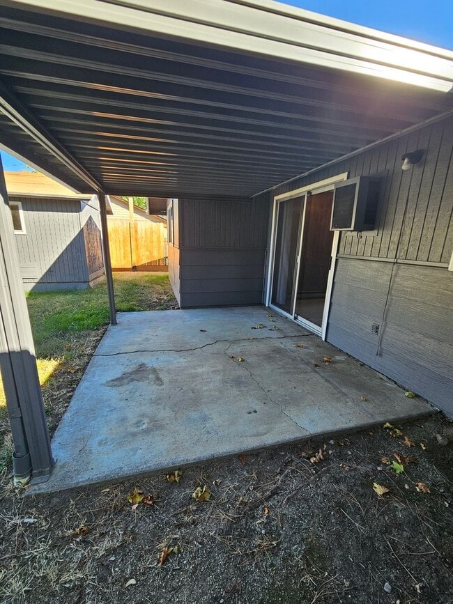 Building Photo - Private house, in great location!