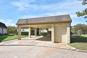 Building Photo - 2802 S Doral Dr