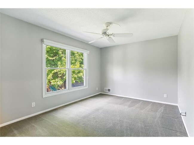 Building Photo - 455 Black Oaks Ln N