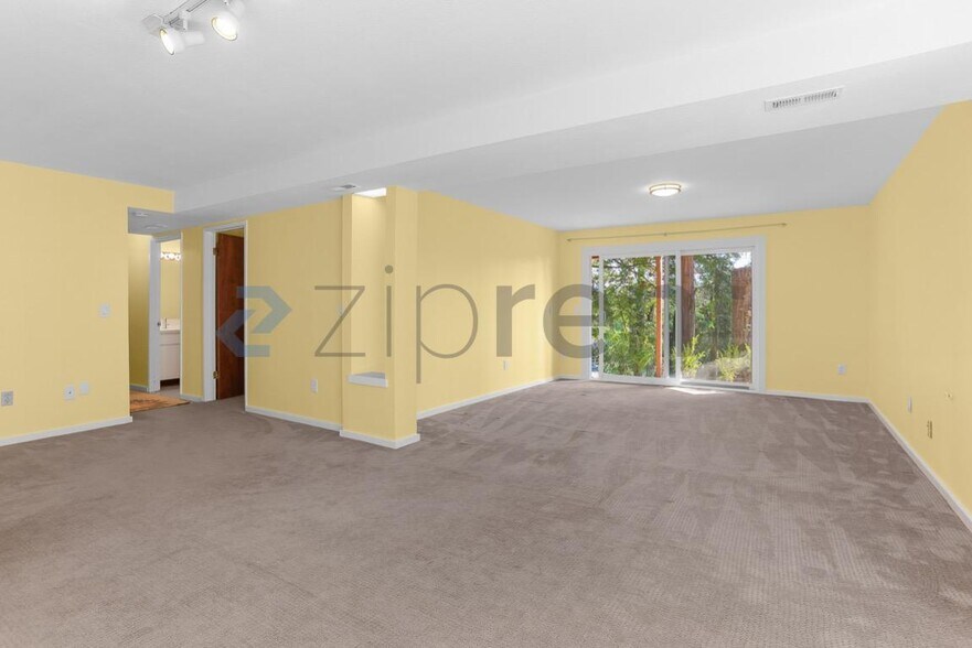 Building Photo - Unit