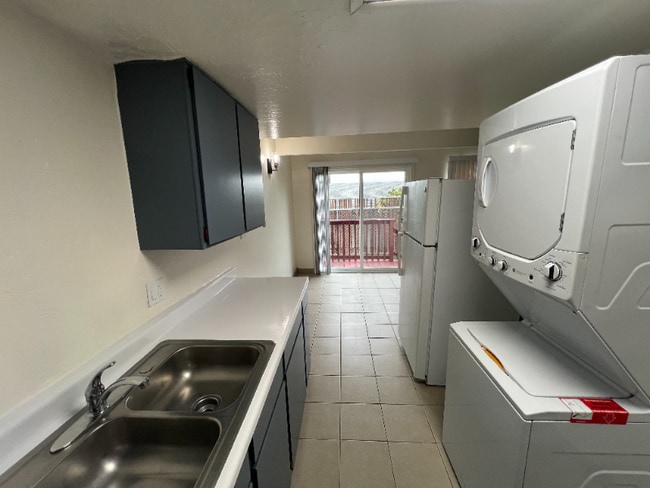 Building Photo - 240 Holly St