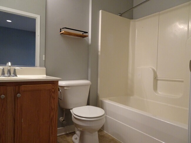 Building Photo - 4 Bedroom 3.5 Bath 3 Story Townhome for Re...