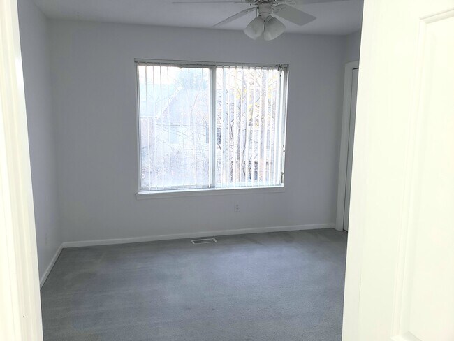 Building Photo - 3910 Old Elm Dr SE