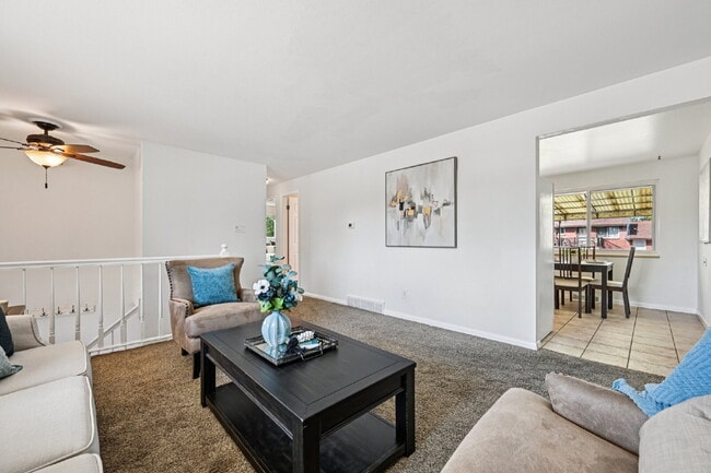 Building Photo - Welcome to this spacious 3+ bed, 2-bath bi-level home in Arvada - Available Now!