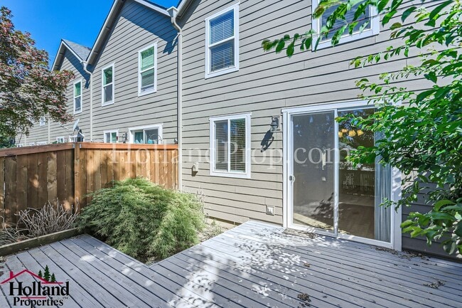 Building Photo - Charming and Comfortable Townhouse in Bethany Area!