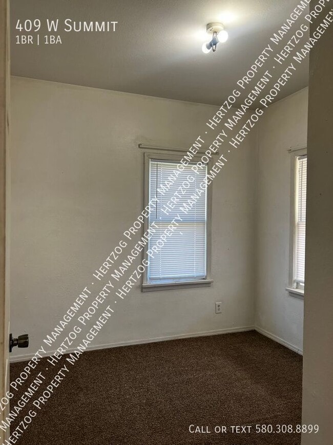 Building Photo - 409 W Summit-