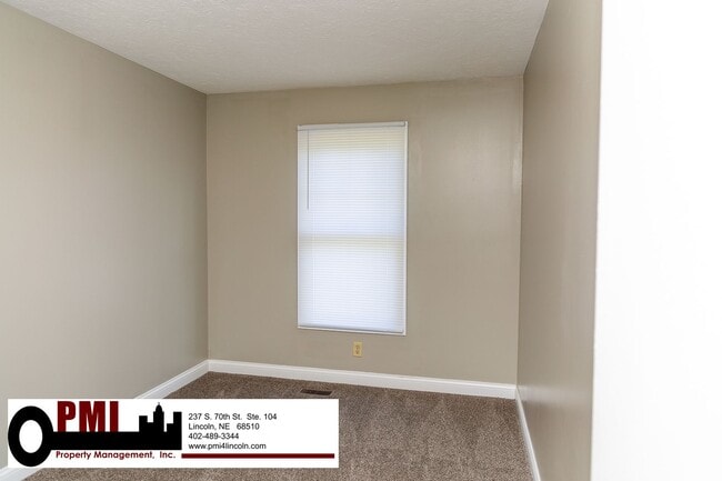 Building Photo - 3 Bedroom and 1.5 bathroom Duplex for rent