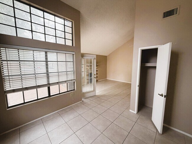 Building Photo - 1 bed Plus DEN/OFFICE w/closet (may be used for 2nd bedroom) 1 bath!
