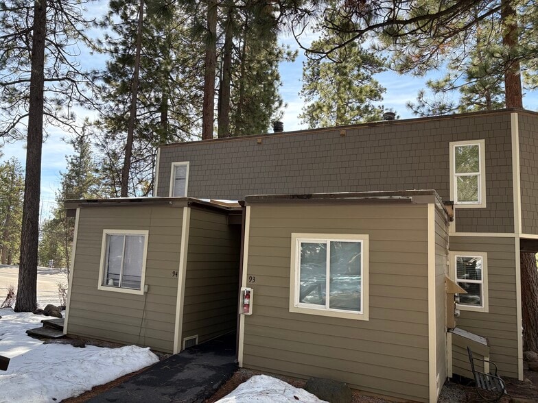 Building Photo - 3115 N Lake Blvd