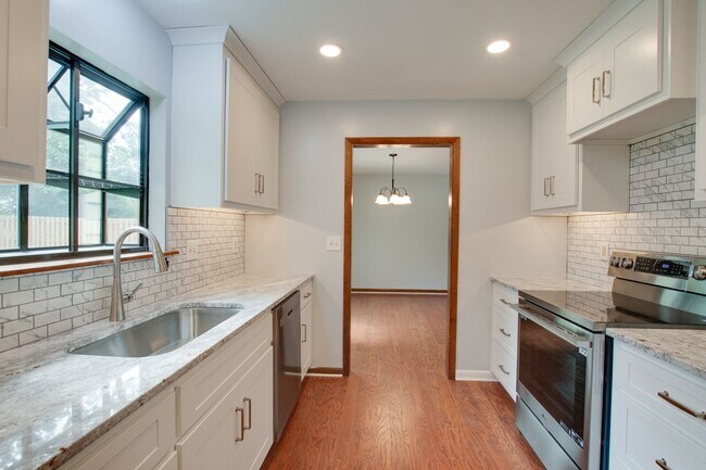 Building Photo - 2010 Rangewood Cir SE