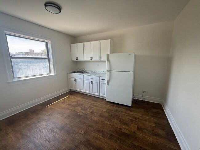 Building Photo - 7351 N Damen Ave