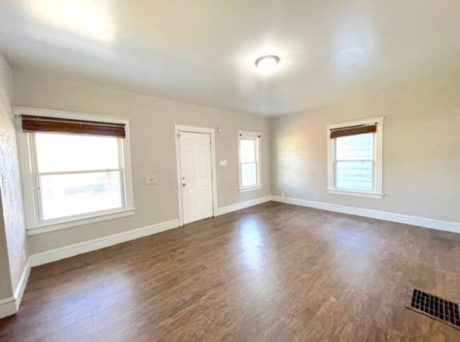 Building Photo - 3 bed 1 bath