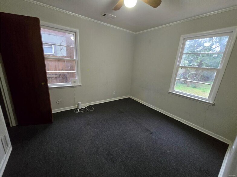 Building Photo - 2205 E 5th St