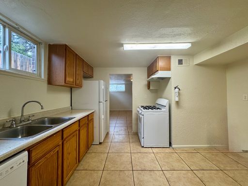 Building Photo - Large 2 Bedroom 1 Bath Unit Available NOW!!