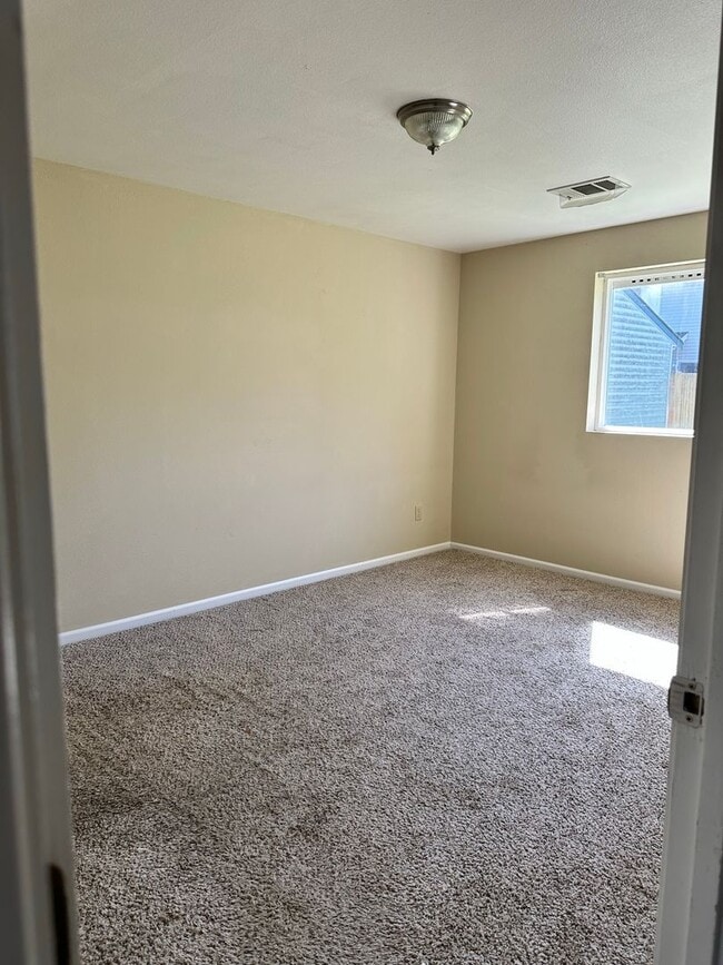 Building Photo - 2 Bedroom 1 Bathroom Duplex in Bellingham