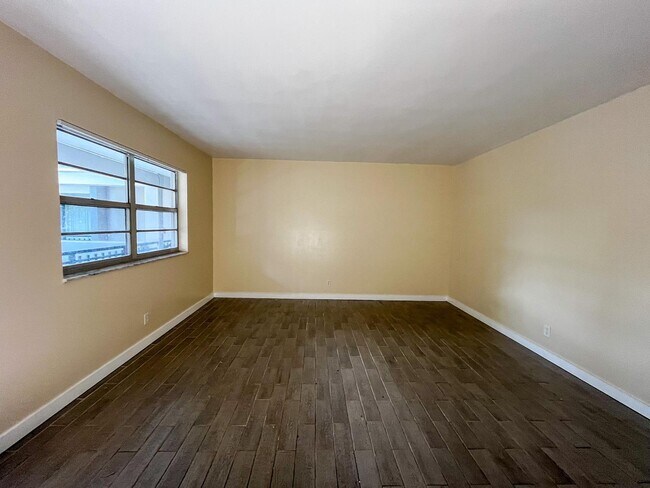 Building Photo - 202 Lucerne Ave