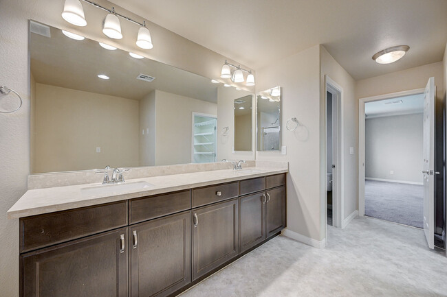 Building Photo - 706 Eros Ct