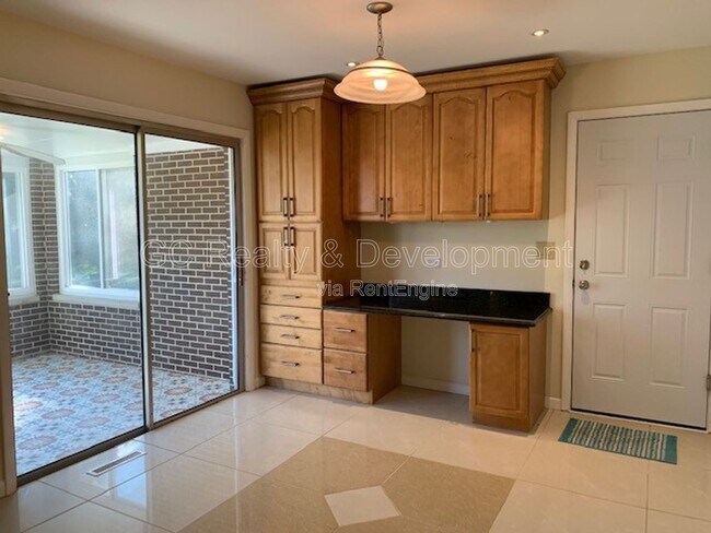 Building Photo - 87 W Surrey Ln