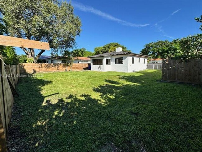 Building Photo - 2210 SW 25th St