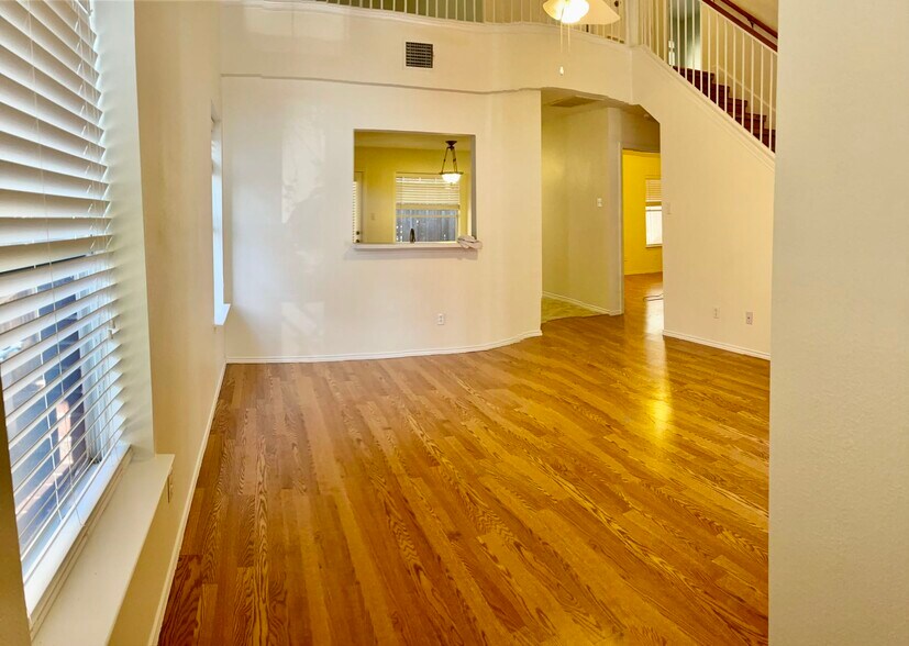 Building Photo - 1004 Sweet Melissa Dr