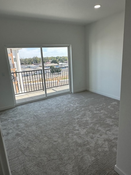 Building Photo - 425 War Room Ct