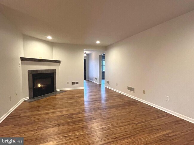 Building Photo - 330 Parkwood Dr