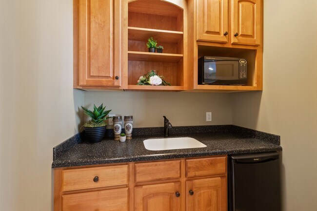 Building Photo - Executive Furnished Home For Rent In Orem!