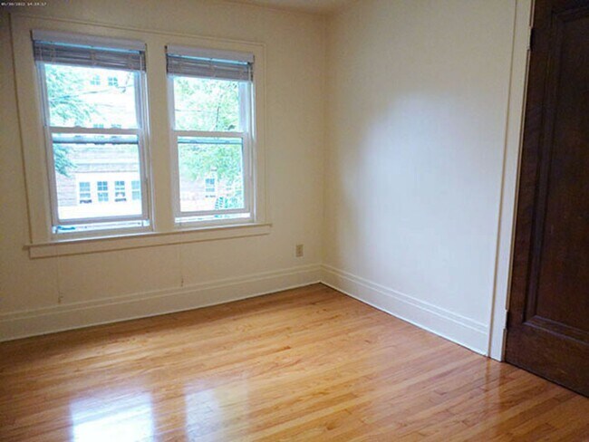 Building Photo - Available 6/1/26 Newly Renovated Spacious ...