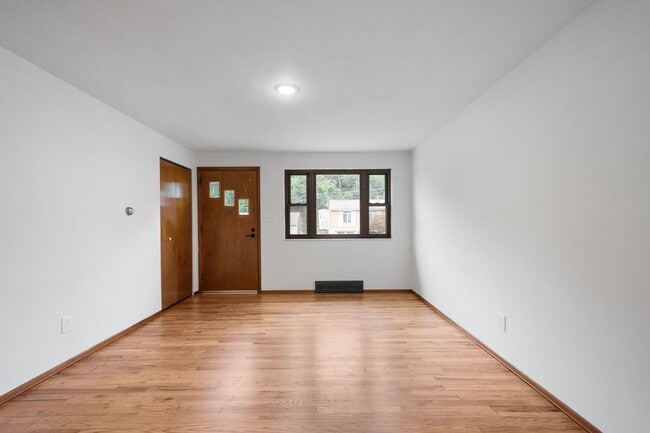 Building Photo - AVAILABLE SEPT 1ST!! BEAUTIFUL 3 BEDROOM I...