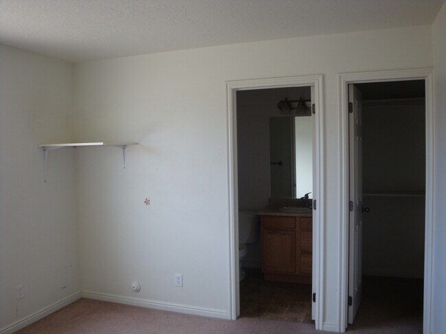 Building Photo - 3 bed 2 bath - Single Family Home - Pet Fr...