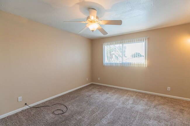 Building Photo - 5 BEDROOM, 2.5 BATH TEMPE HOME W/ 2 MASTER...