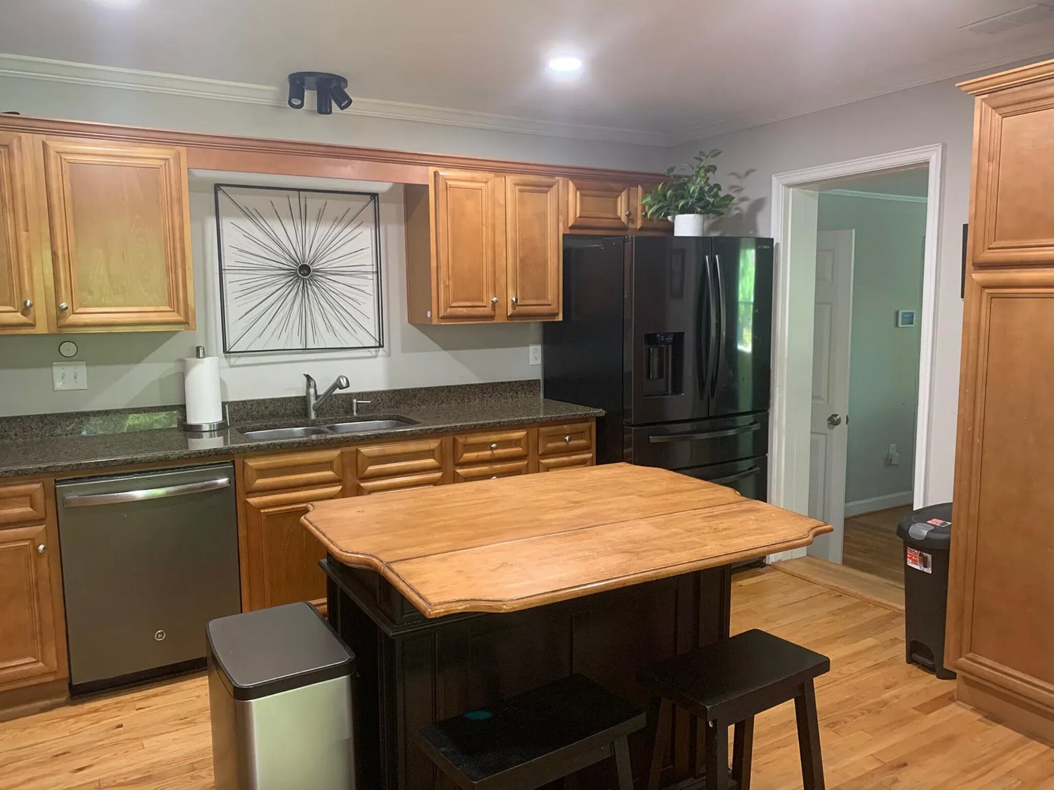 Building Photo - 864 Shadowridge Dr SE
