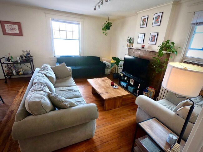 Building Photo - 456 S Graham St