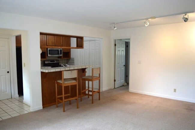 Building Photo - Charming Single-Level Condo in Mill Valley...