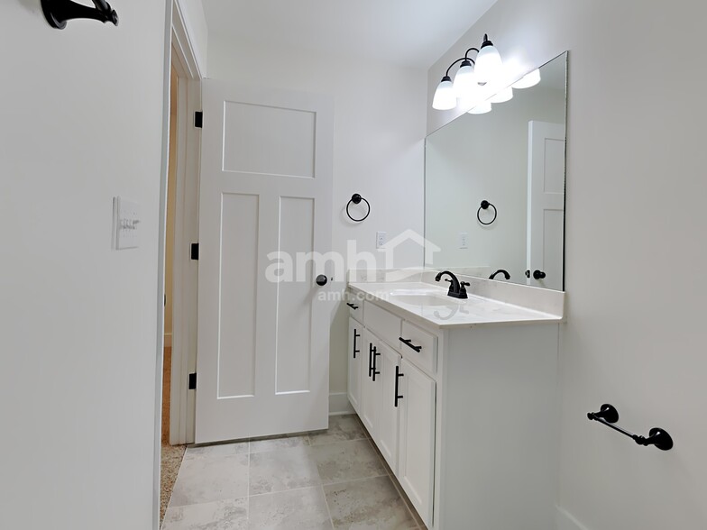 Building Photo - 160 Shady Ln Cove