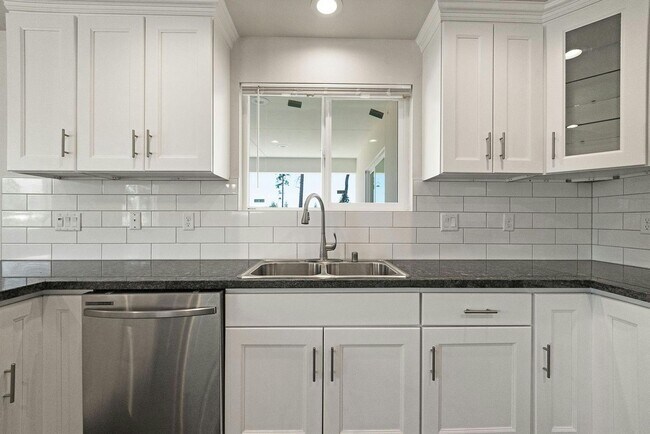 Building Photo - Paradise- 2 bed 2 bath +Bonus room, No Pets, Garage, fenced yard, RV parking