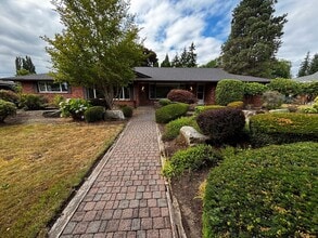 Building Photo - Charming Marysville Rambler-Style Duplex