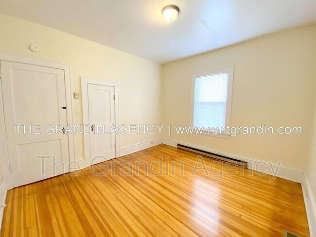 Building Photo - 1129 Stewart Ave SE