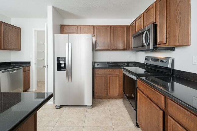 Building Photo - 4 bed, 2.5 bath, 2,251 sqft