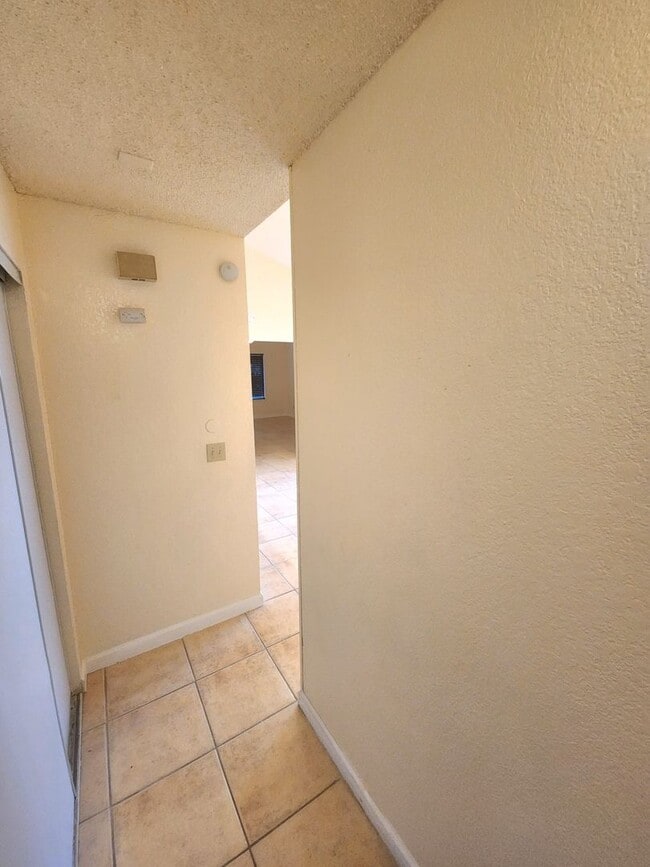 Building Photo - 4921-4923 Saddlerock Way
