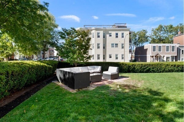 Building Photo - 928 E Broadway