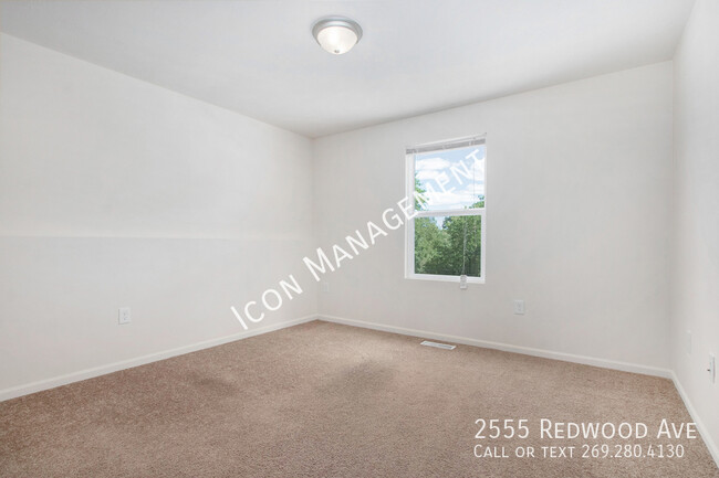 Building Photo - 2555 Redwood Ave