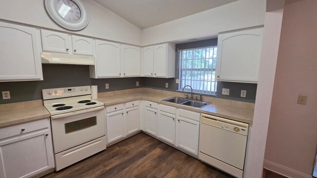 Building Photo - 3 Bed, 2 Bath, 2 Car garage in The Groves at Baytree Community
