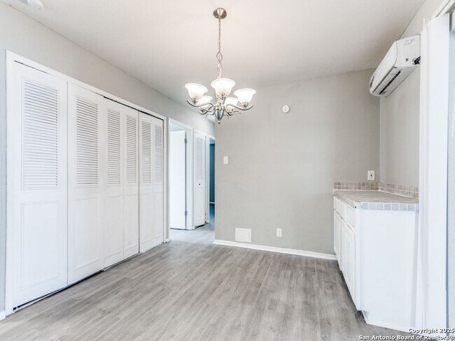 Building Photo - Charming Home Awaits: Spacious & Modern Living in a Prime Location