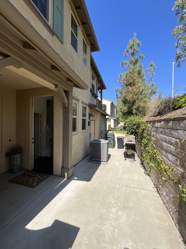 Building Photo - 869 East Mountain Way