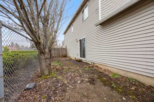 Building Photo - 5Bed/2.5 Bath home available in SE Portland