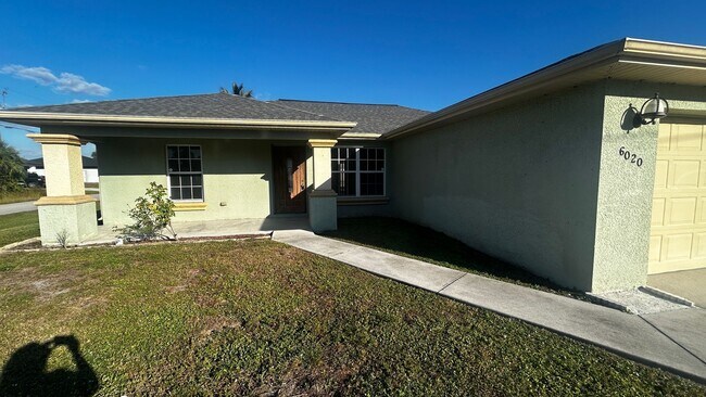 Building Photo - SPECIAL $500 off 1st Months' Rent-Charming Single-Family Home for Rent in Lehigh Acres