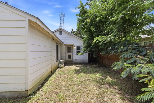 Building Photo - Cute 2/2 in Kilgore!