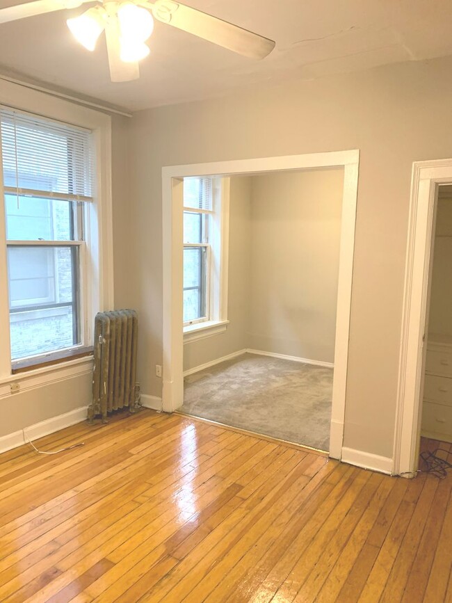 Interior Photo - 918-24 Knapp